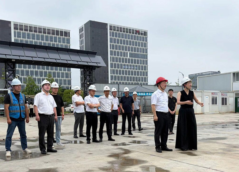 钱塘区区委书记一行考察弓叶全球总部建设现场
